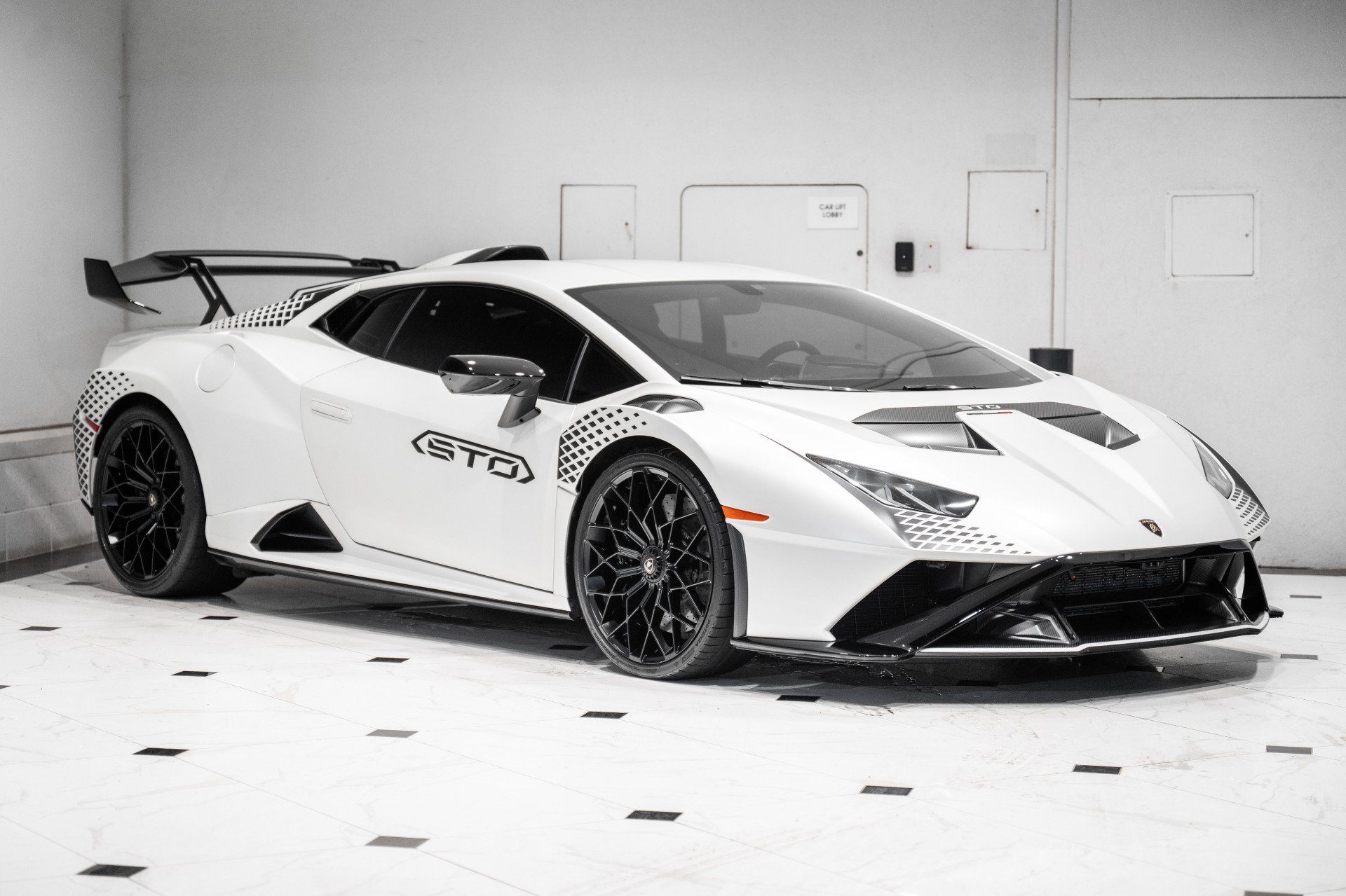 Used 2023 Lamborghini Huracan STO RWD image 3