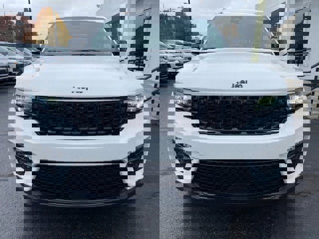 Used 2023 Jeep Grand Cherokee Limited w/ Black Appearance Package image 7