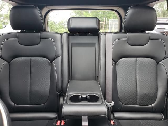 Used 2023 Jeep Grand Cherokee Overland w/ Luxury Tech Group IV AWD/4WD image 16