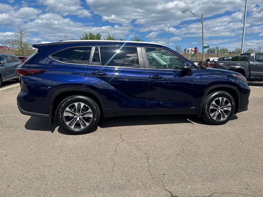 Used 2025 Toyota Highlander XLE AWD/4WD image 19