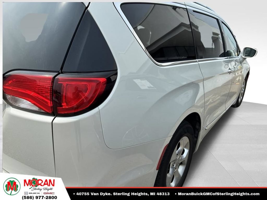 Used 2017 Chrysler Pacifica Touring-L Plus FWD image 3