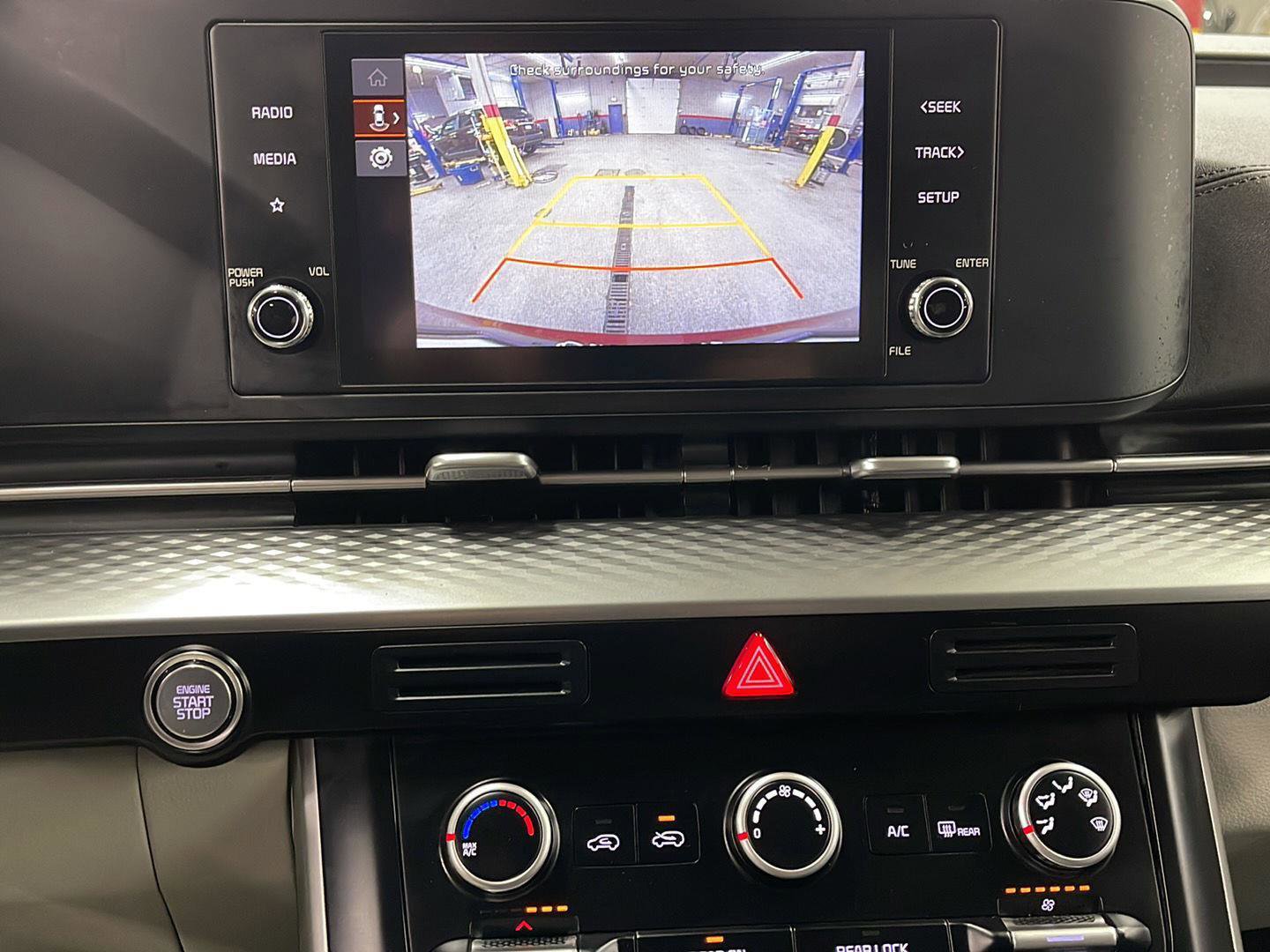 Used 2024 Kia Carnival LX FWD image 11