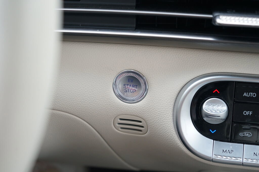 Used 2024 Genesis GV60 RWD image 24