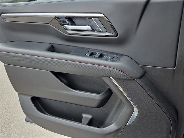 Used 2025 Chevrolet Suburban RST AWD/4WD image 13