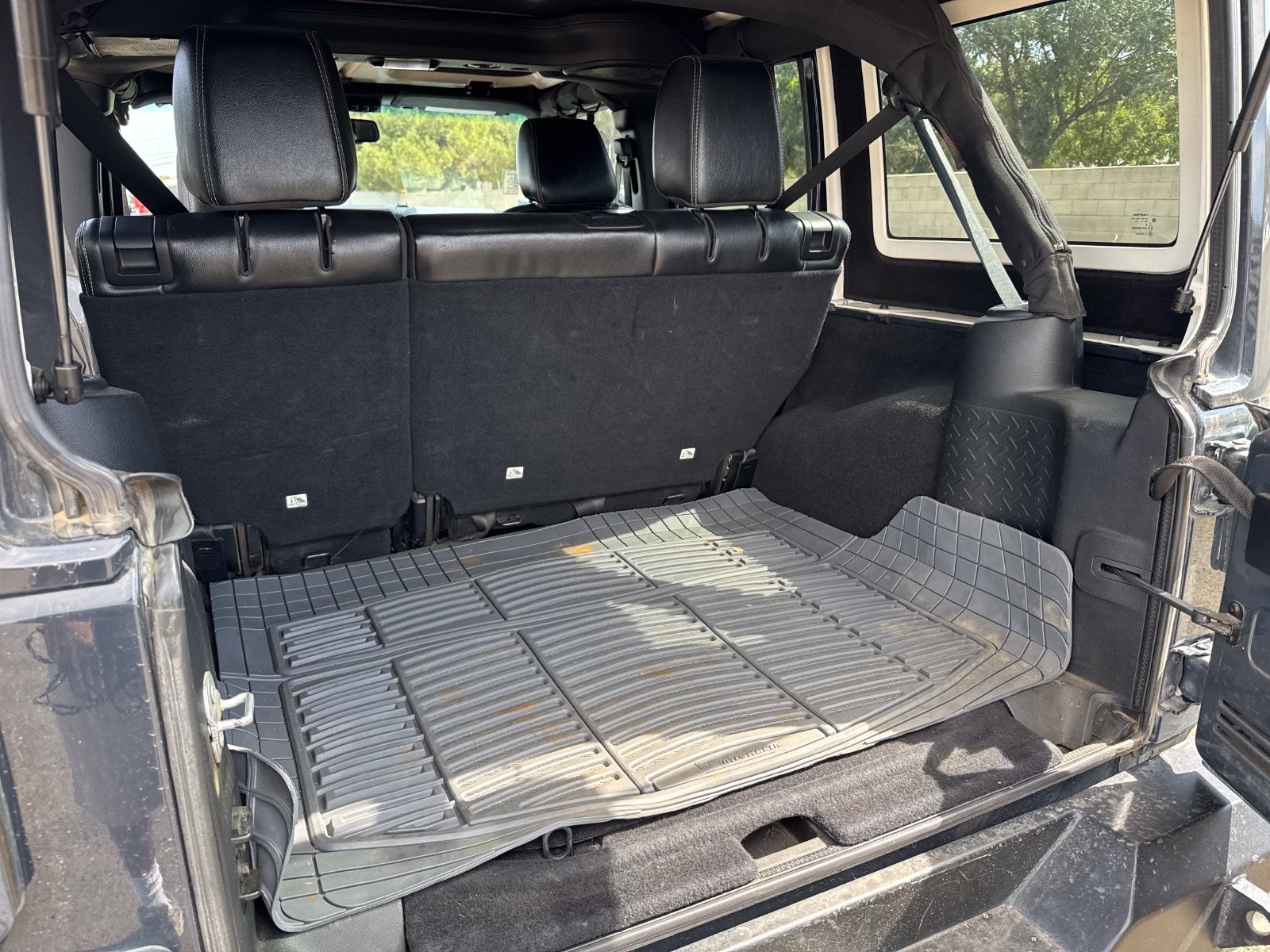 Used 2016 Jeep Wrangler Unlimited Sahara w/ Connectivity Group AWD/4WD image 17