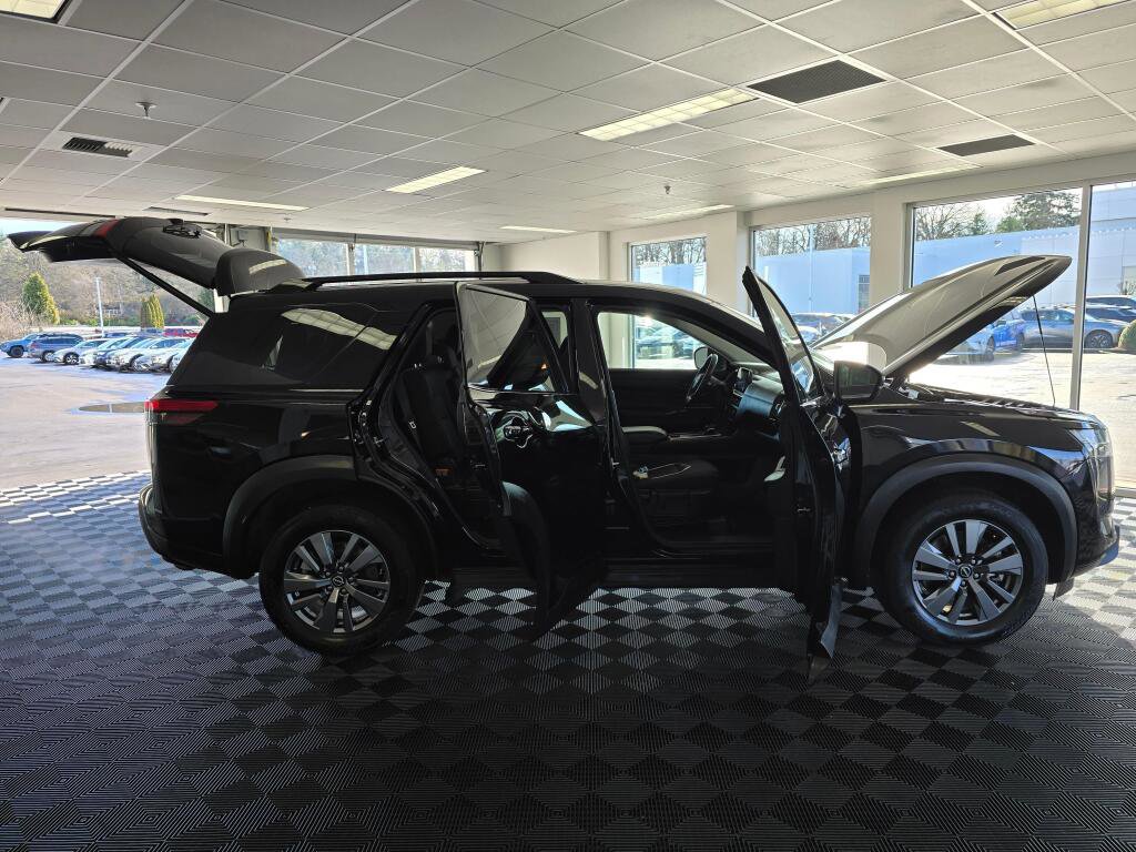 Used 2025 Nissan Pathfinder SV image 17