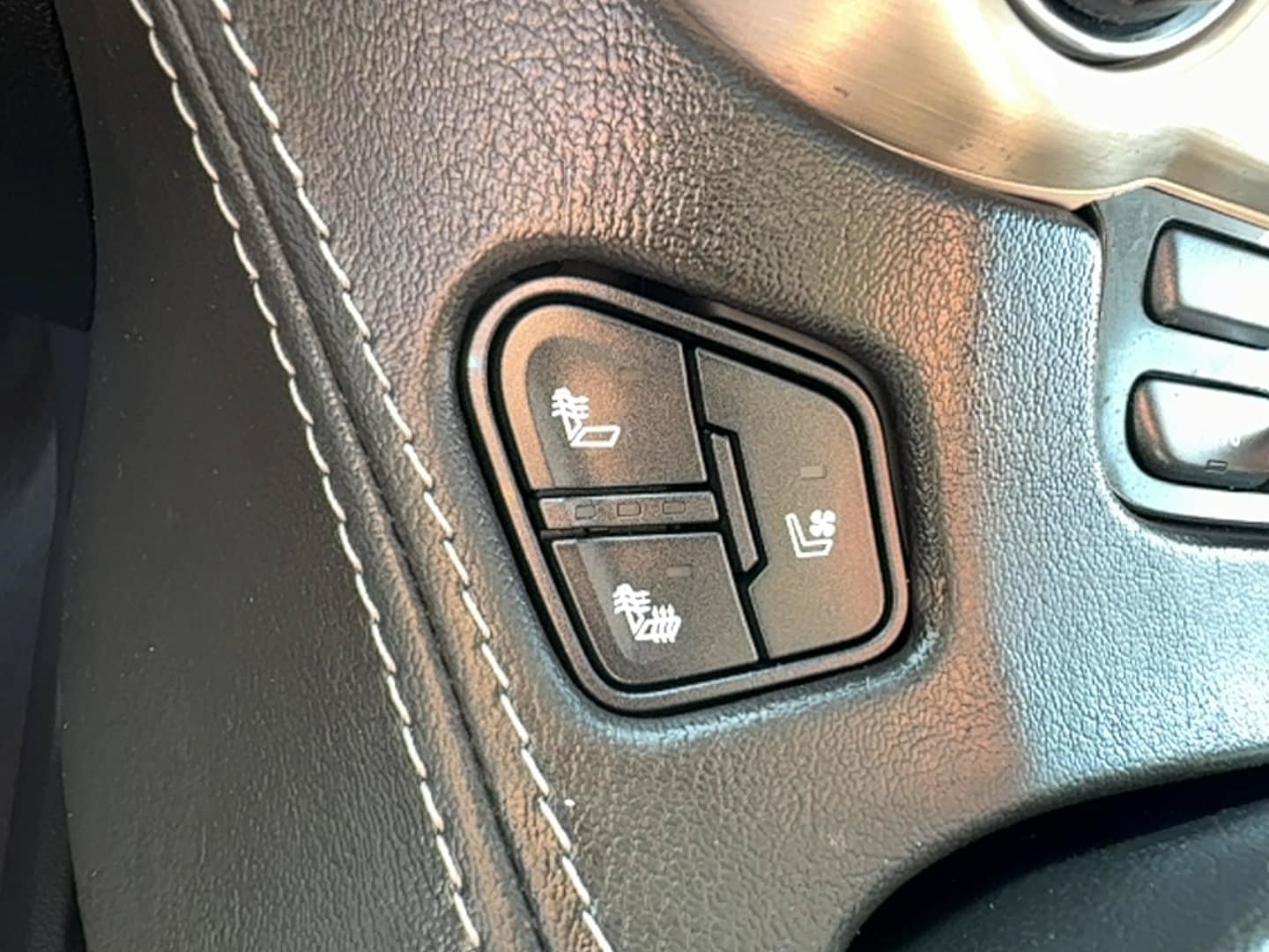 Used 2019 GMC Yukon XL Denali w/ Open Road Package AWD/4WD image 32