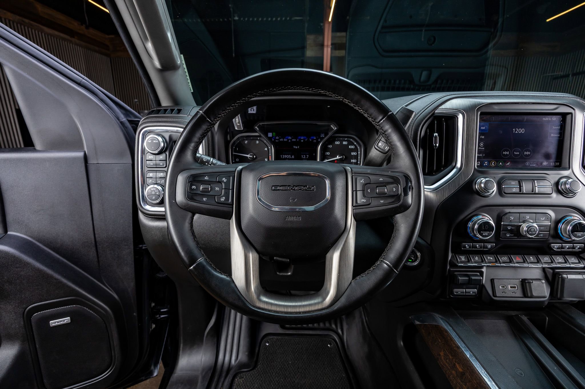 Used 2023 GMC Sierra 2500 Denali w/ Denali Black Diamond Edition AWD/4WD image 17