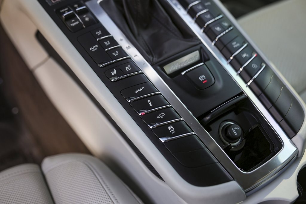 Used 2016 Porsche Macan Turbo image 23
