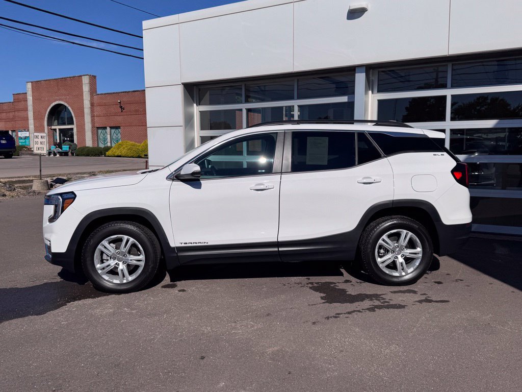 Used 2024 GMC Terrain SLE AWD/4WD image 2