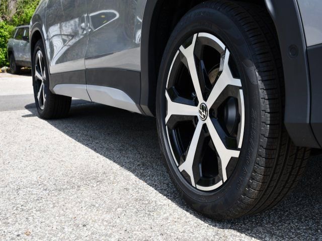 New 2026 Volkswagen Tiguan SE FWD image 9