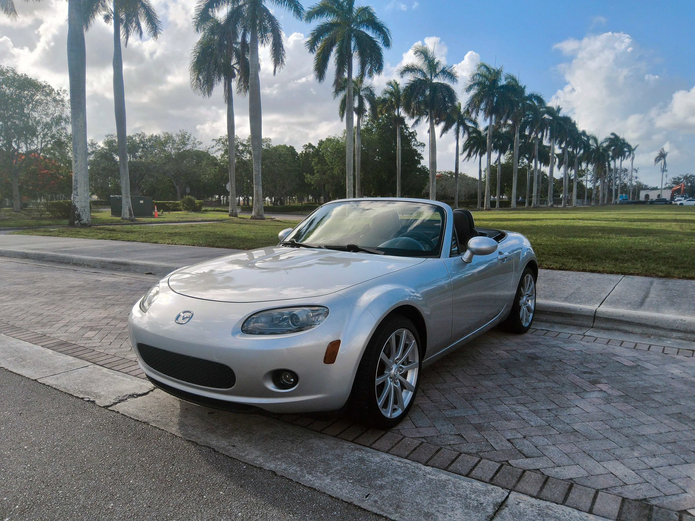 Used 2006 MAZDA MX-5 Miata Grand Touring RWD image 3