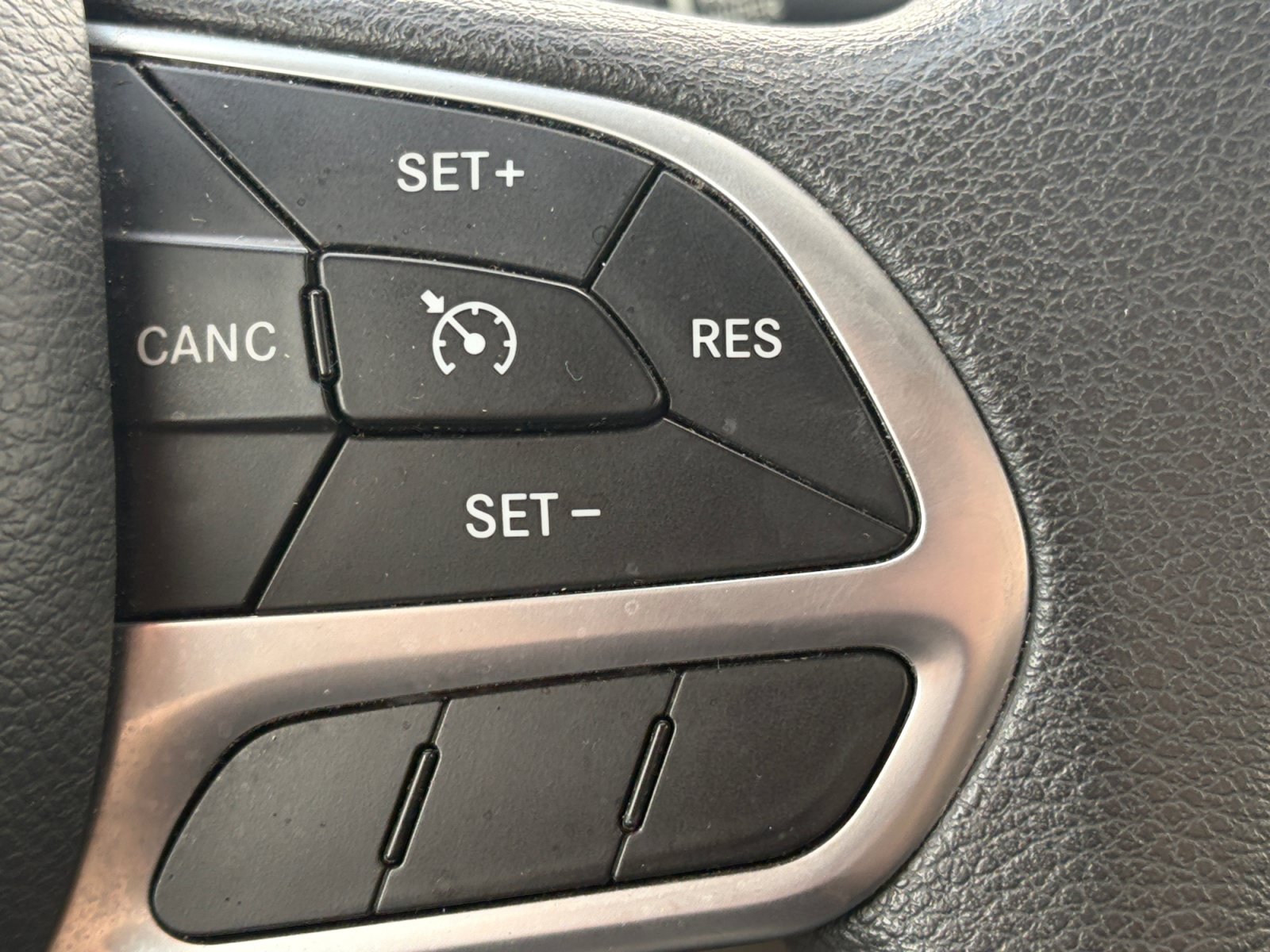 Used 2017 Chrysler Pacifica Touring FWD image 27