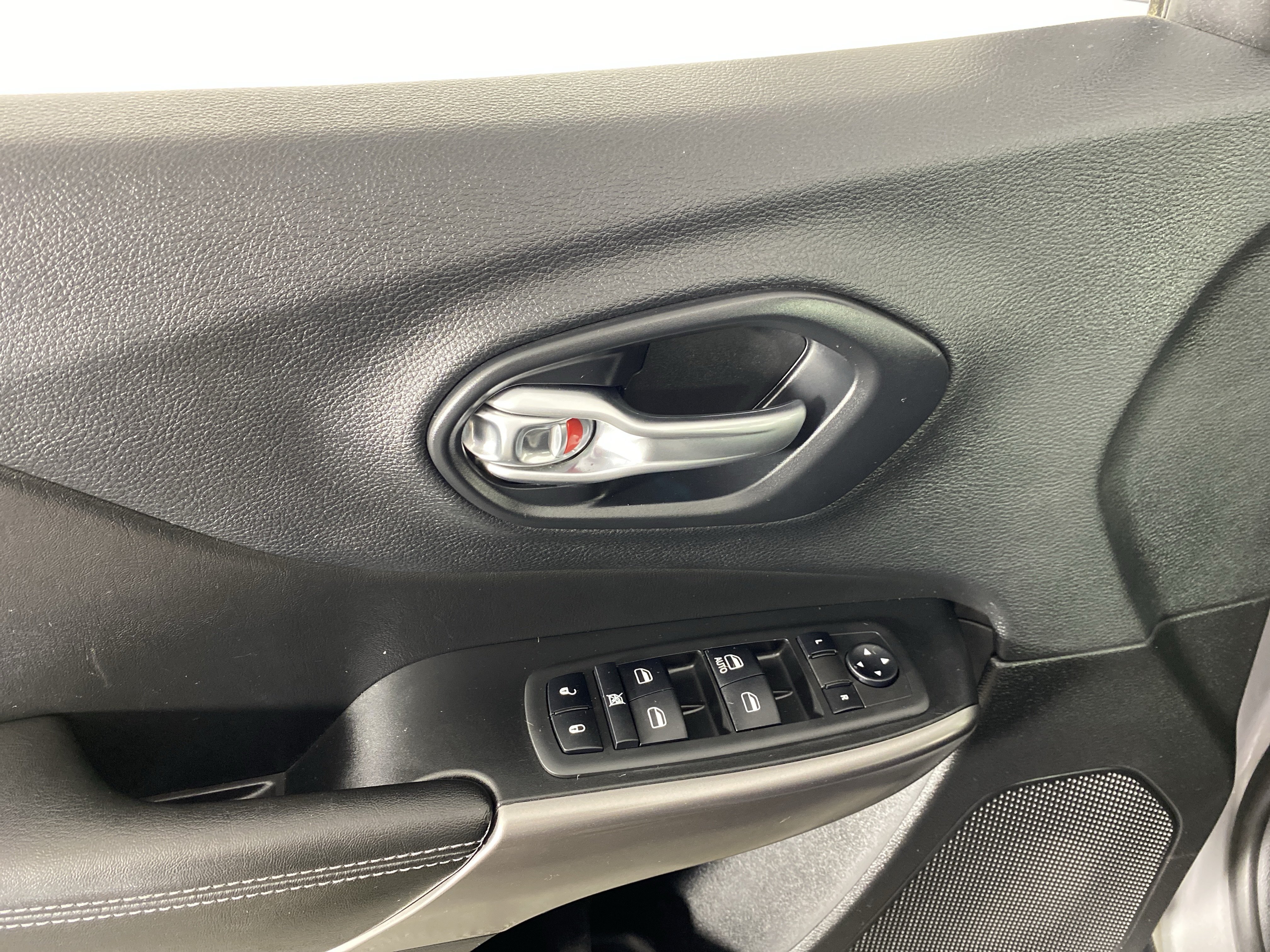 Used 2019 Jeep Cherokee Latitude w/ Popular Appearance Group AWD/4WD image 14