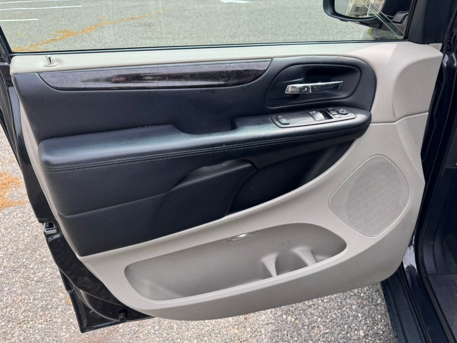 Used 2015 Dodge Grand Caravan American Value Package w/ UConnect Hands-Free Group FWD image 14