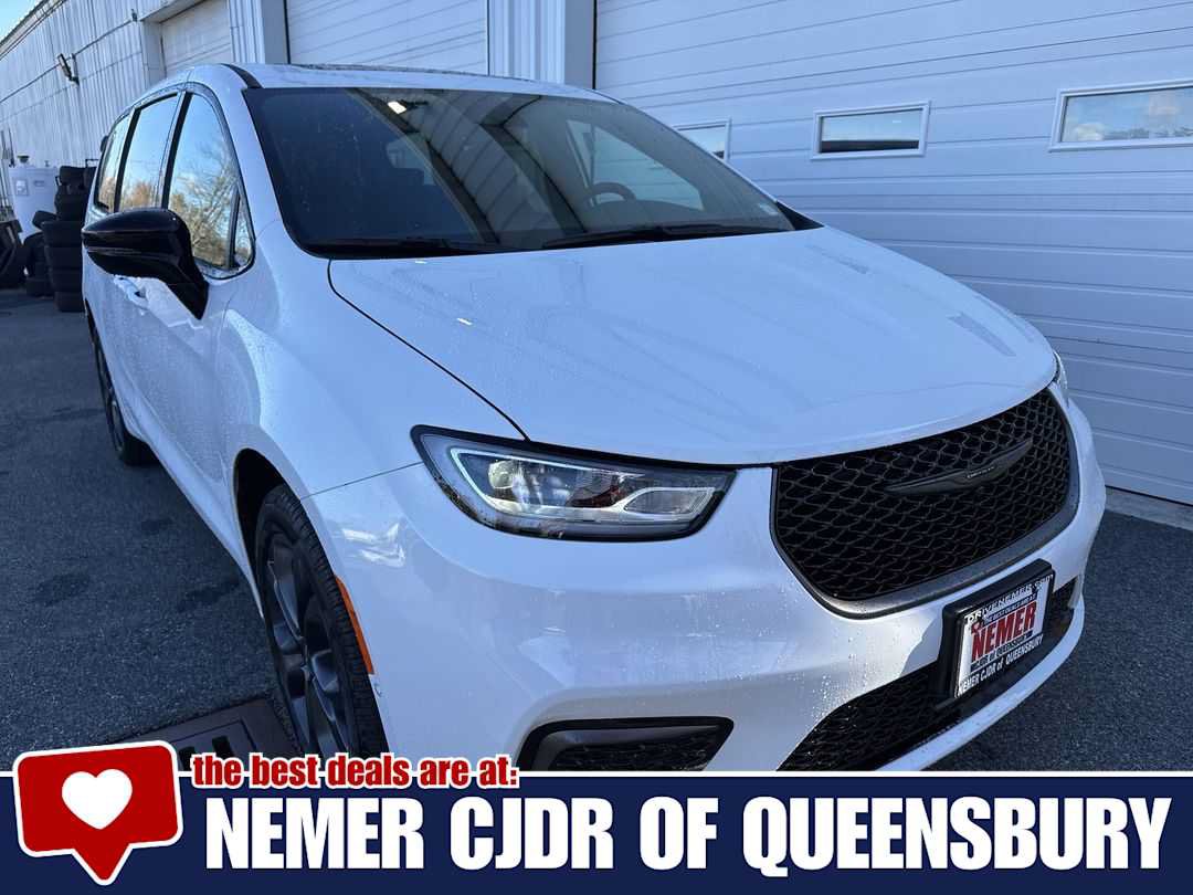 New 2026 Chrysler Pacifica Select