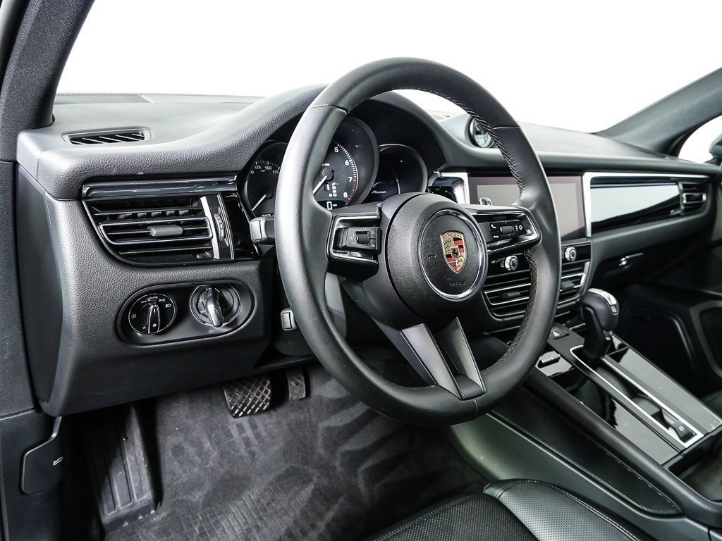 Certified 2025 Porsche Macan image 4