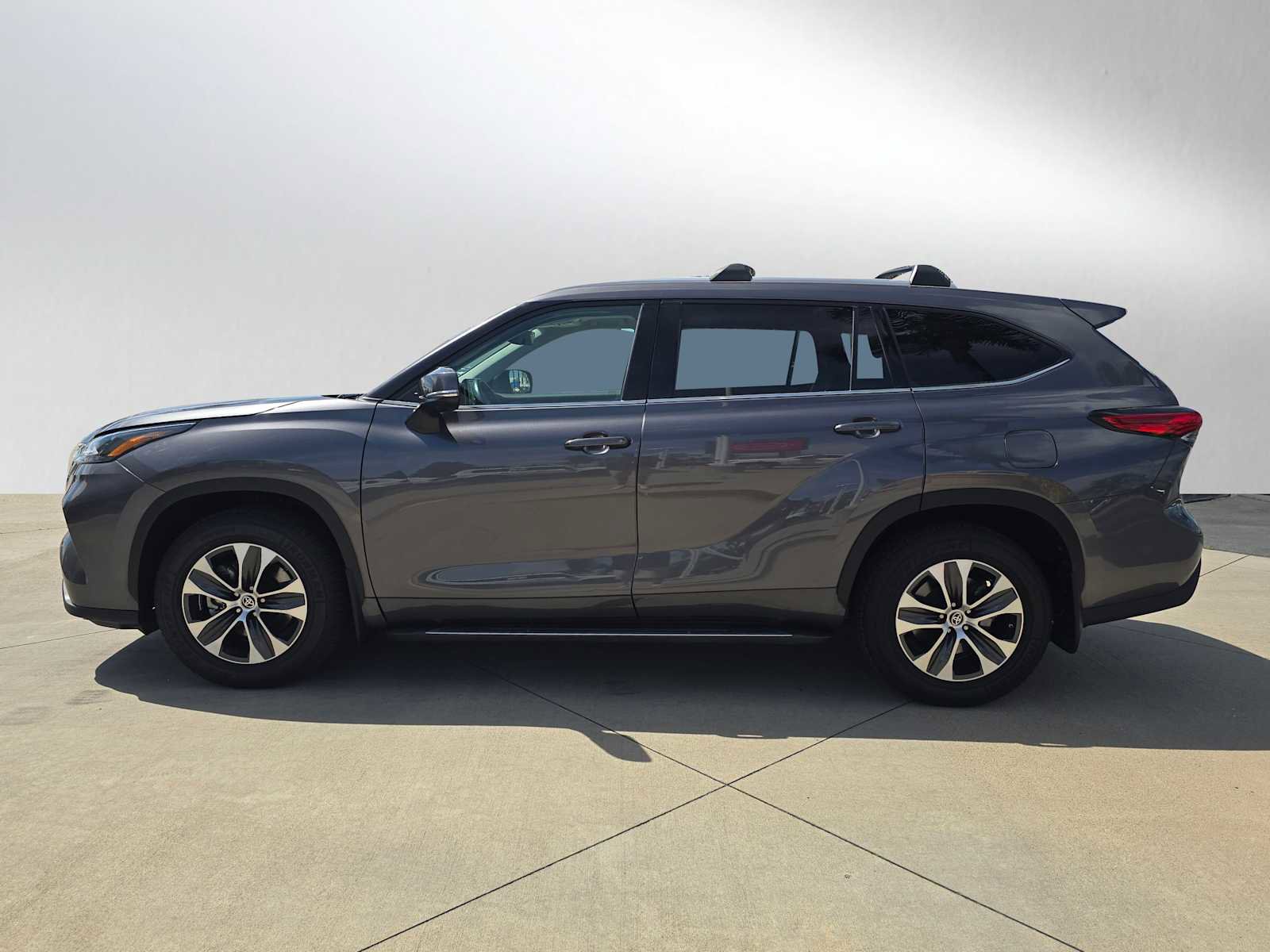 Used 2022 Toyota Highlander XLE image 6