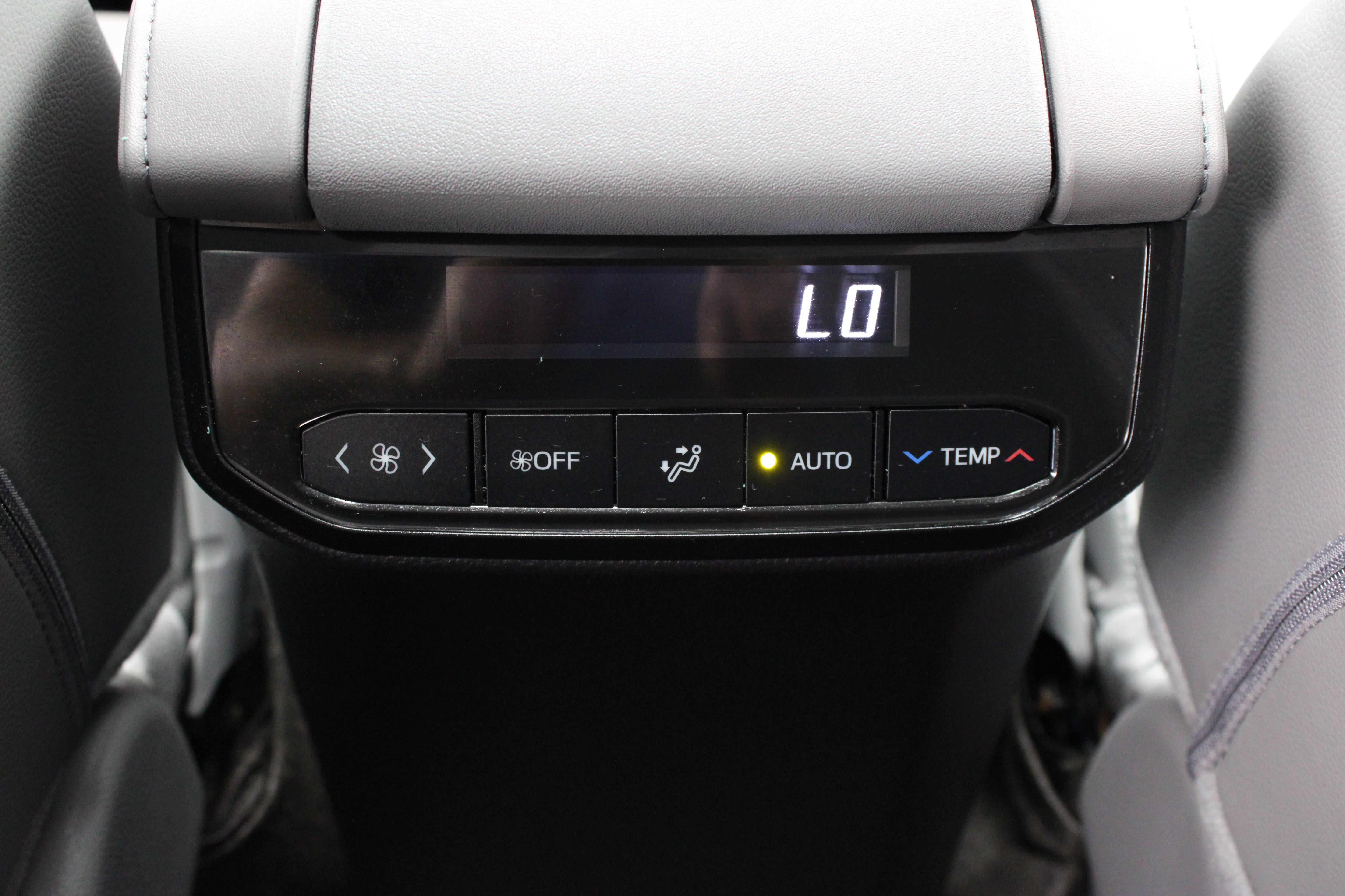 Used 2024 Toyota Highlander Limited FWD image 31