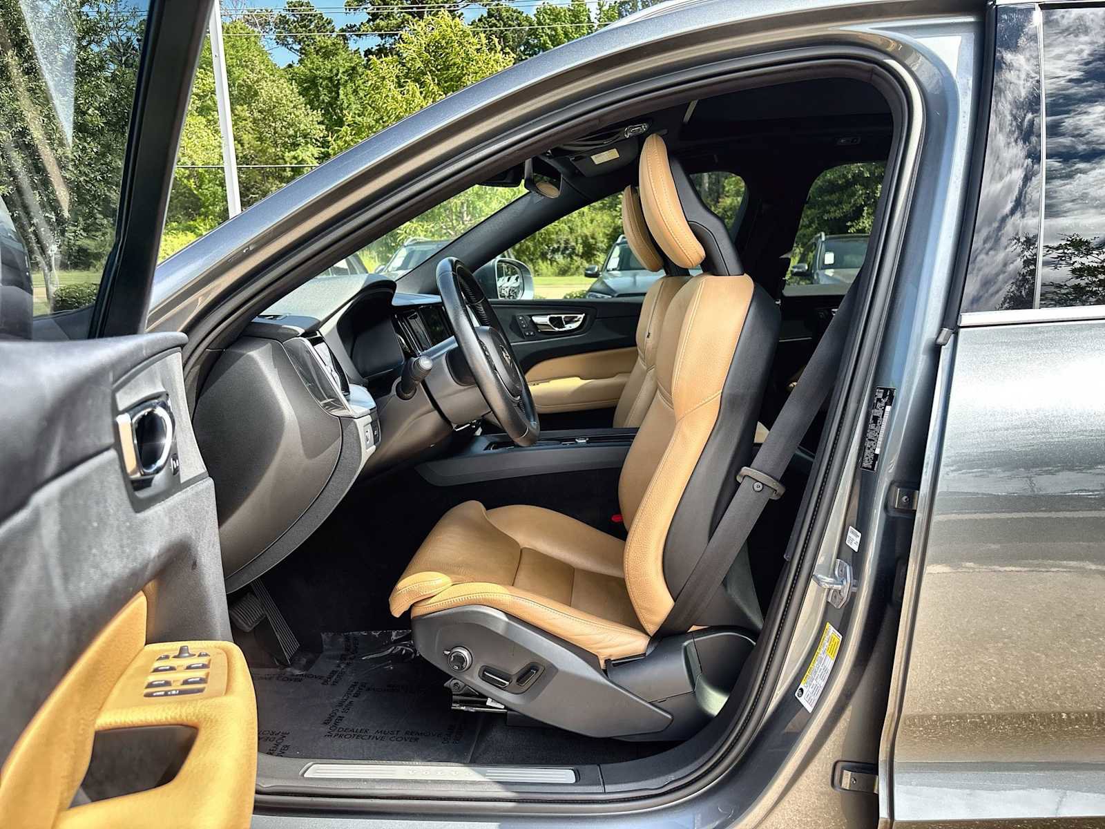 Used 2019 Volvo XC60 T5 Momentum w/ Premium Package FWD image 2
