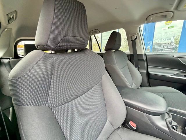 Used 2020 Toyota RAV4 LE AWD/4WD image 20