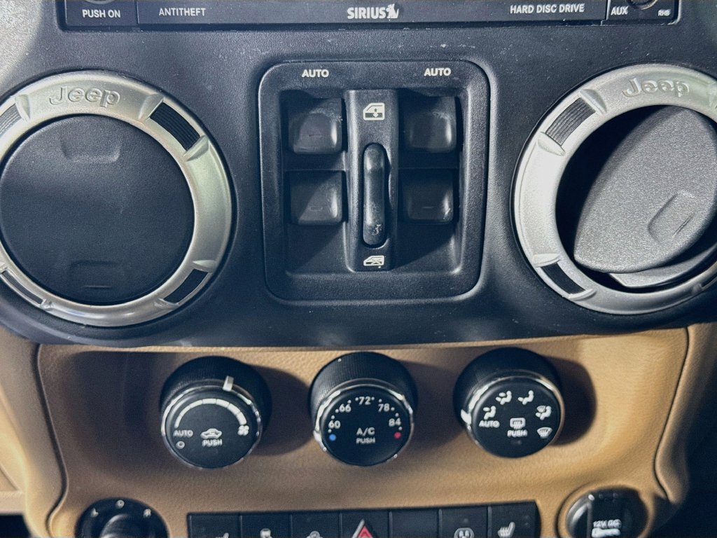 Used 2014 Jeep Wrangler Unlimited Rubicon w/ Connectivity Group AWD/4WD image 17