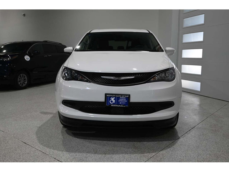 Used 2023 Chrysler Voyager LX FWD image 4