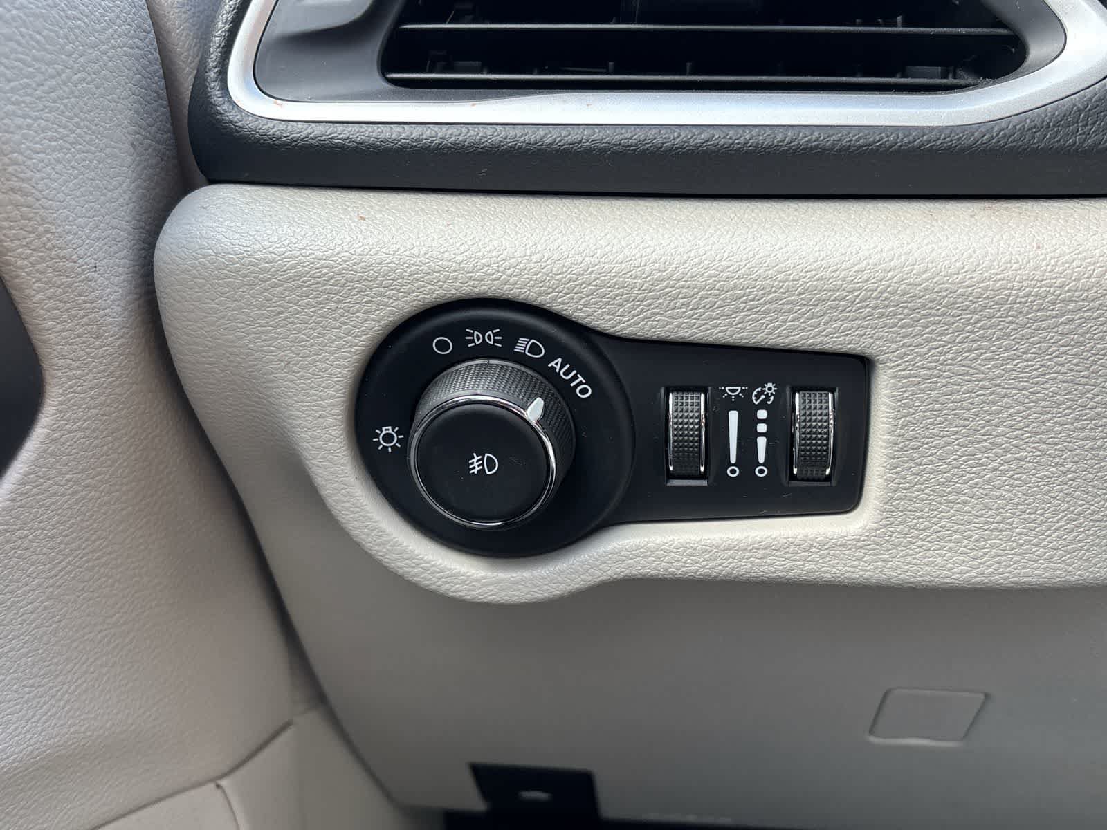 Used 2023 Chrysler Pacifica Touring-L FWD image 8