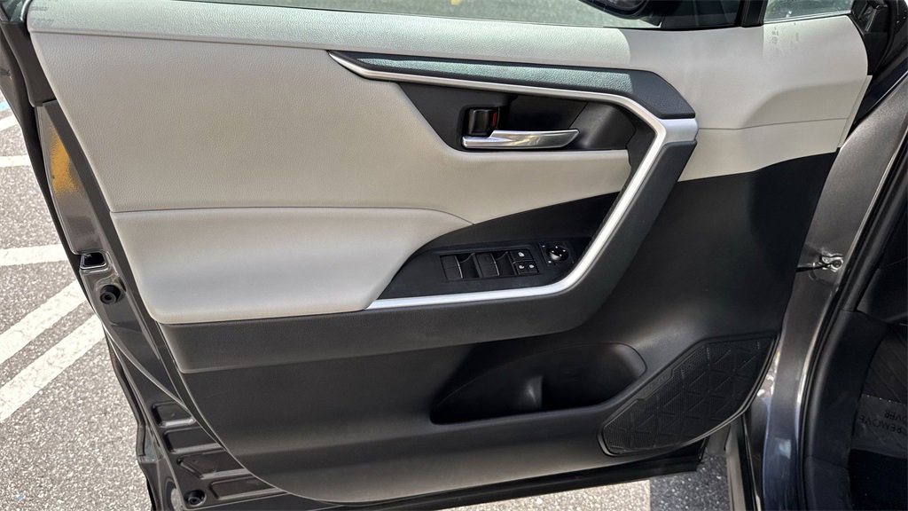 Used 2021 Toyota RAV4 XLE Premium image 40