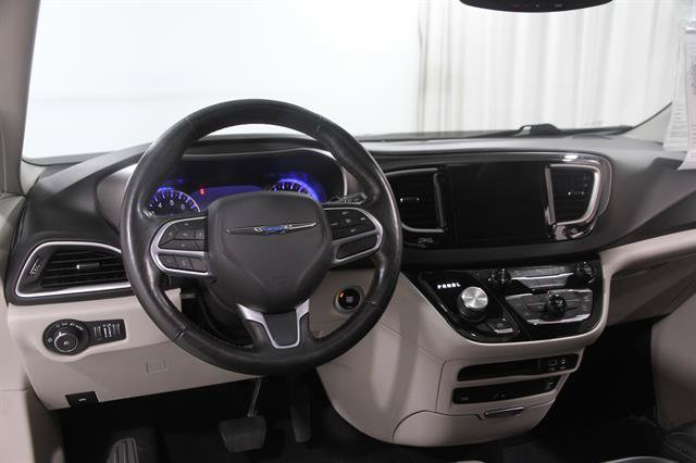 Used 2020 Chrysler Pacifica Touring-L Plus FWD image 6
