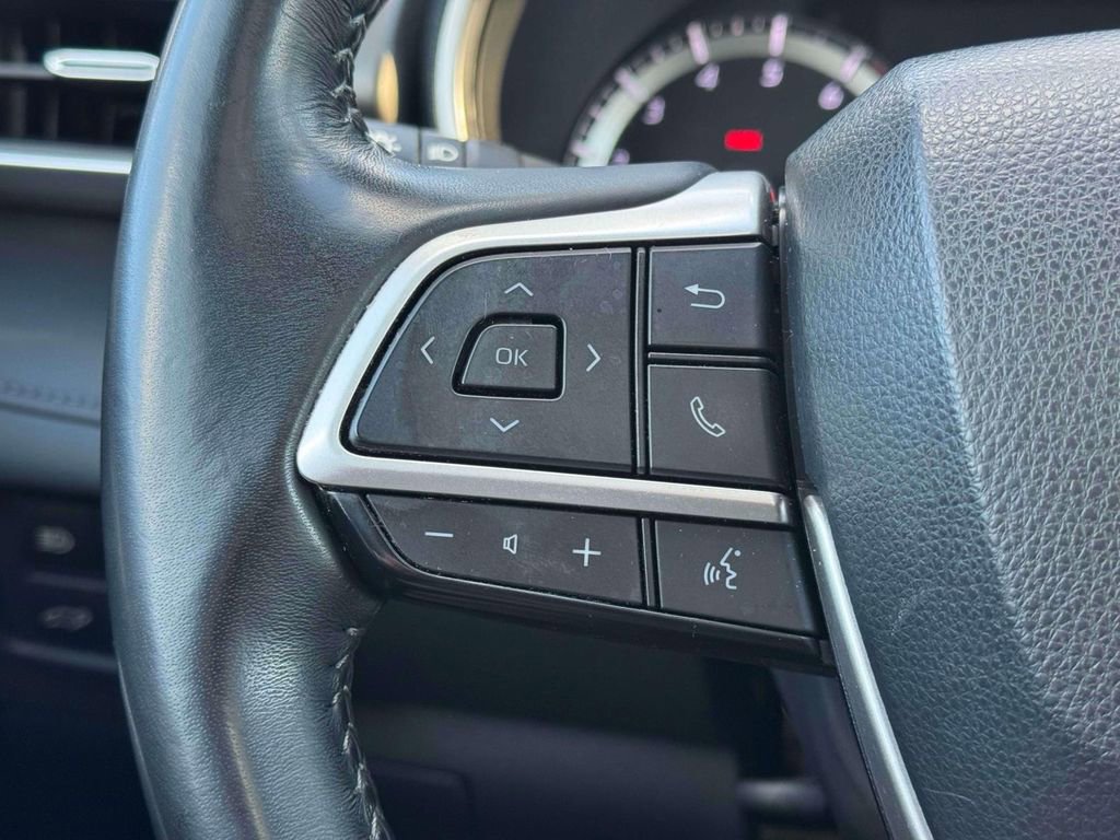 Used 2023 Toyota Highlander XLE image 22