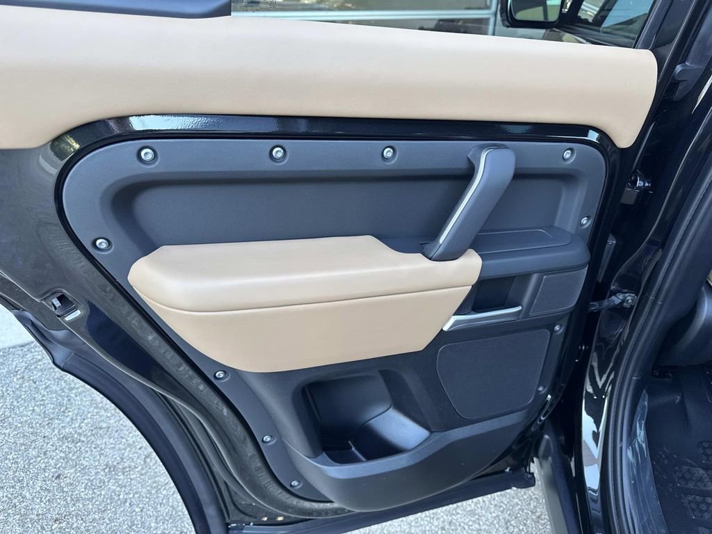 New 2026 Land Rover Defender 110 X-Dynamic SE image 12
