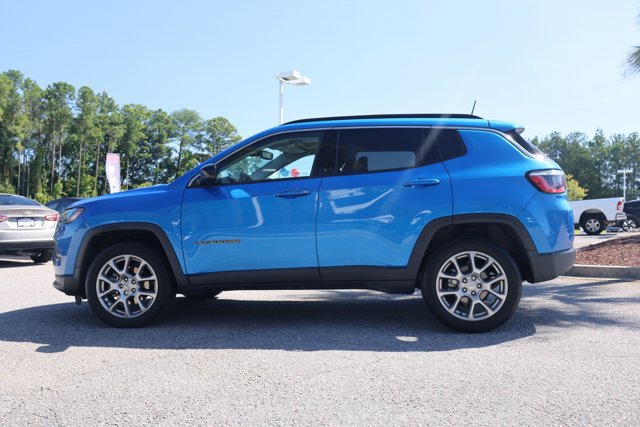 Used 2022 Jeep Compass Latitude w/ Sun and Sound Group AWD/4WD image 2