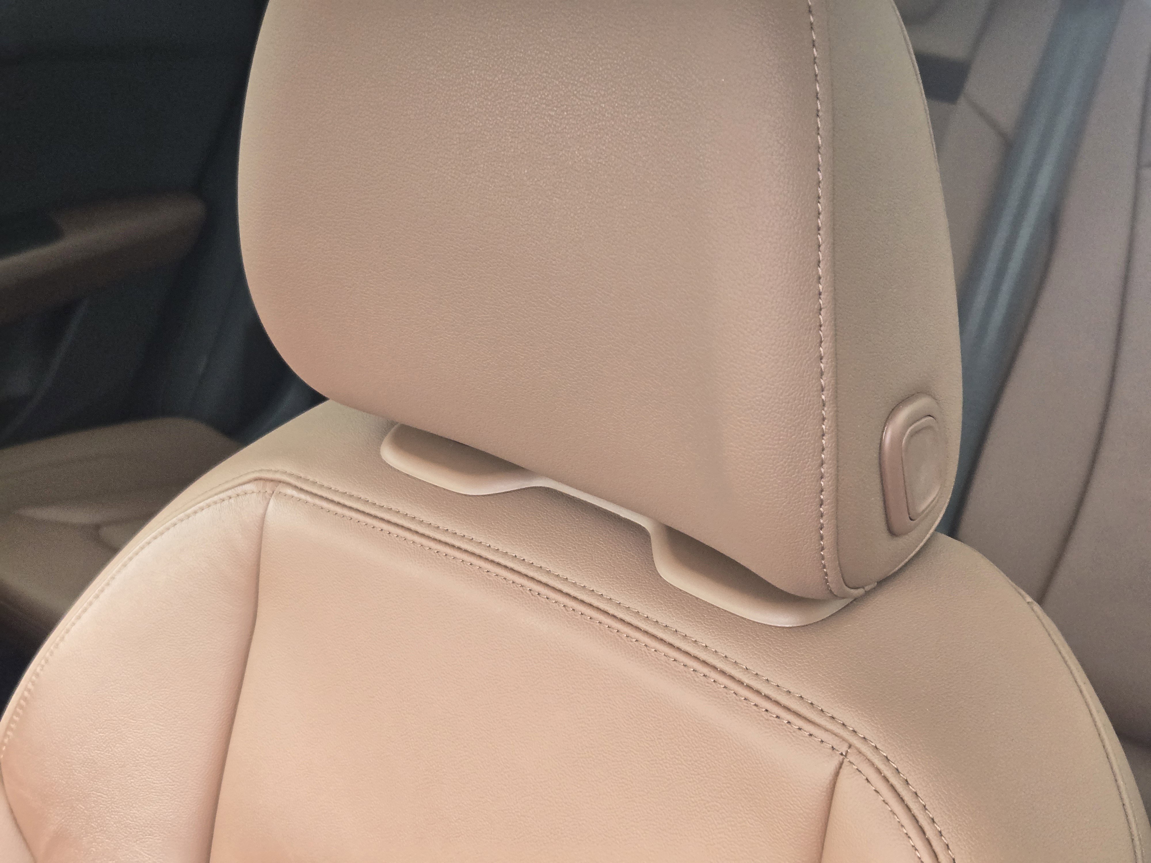 Used 2023 Audi Q8 Premium image 22