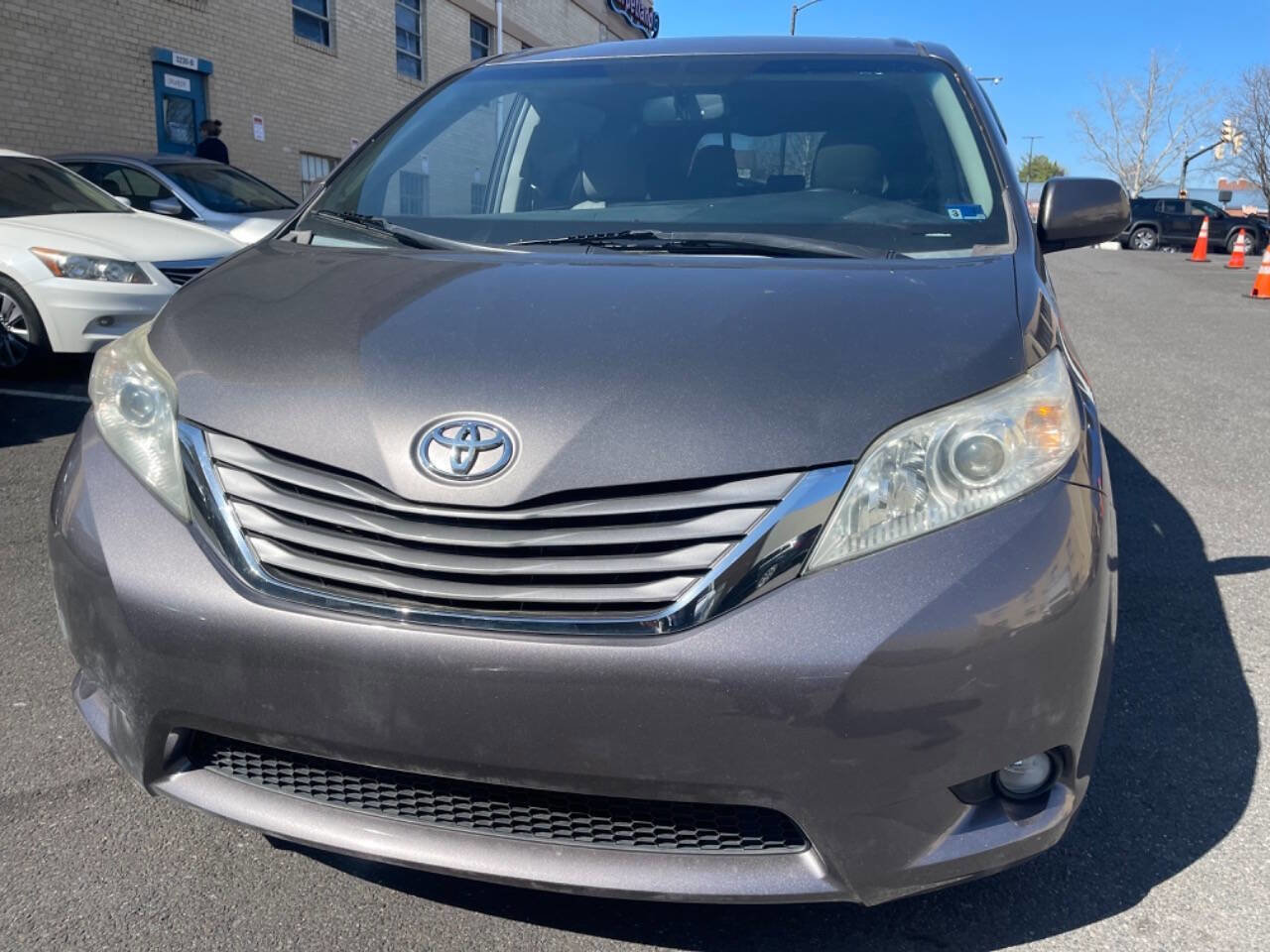 Used 2015 Toyota Sienna XLE w/ XLE Navigation Package FWD image 4