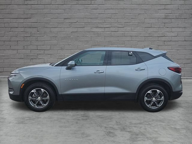 Used 2025 Chevrolet Blazer LT FWD image 2