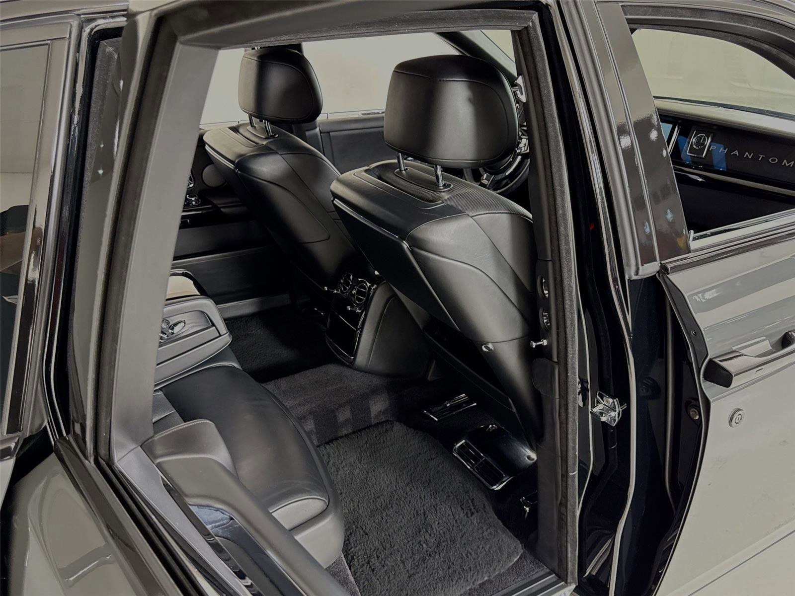 Used 2019 Rolls-Royce Phantom Sedan image 32