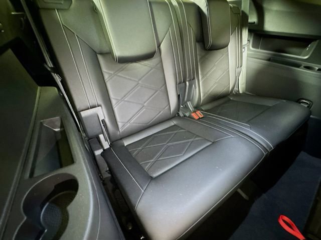 Used 2025 Volkswagen Atlas SE image 24