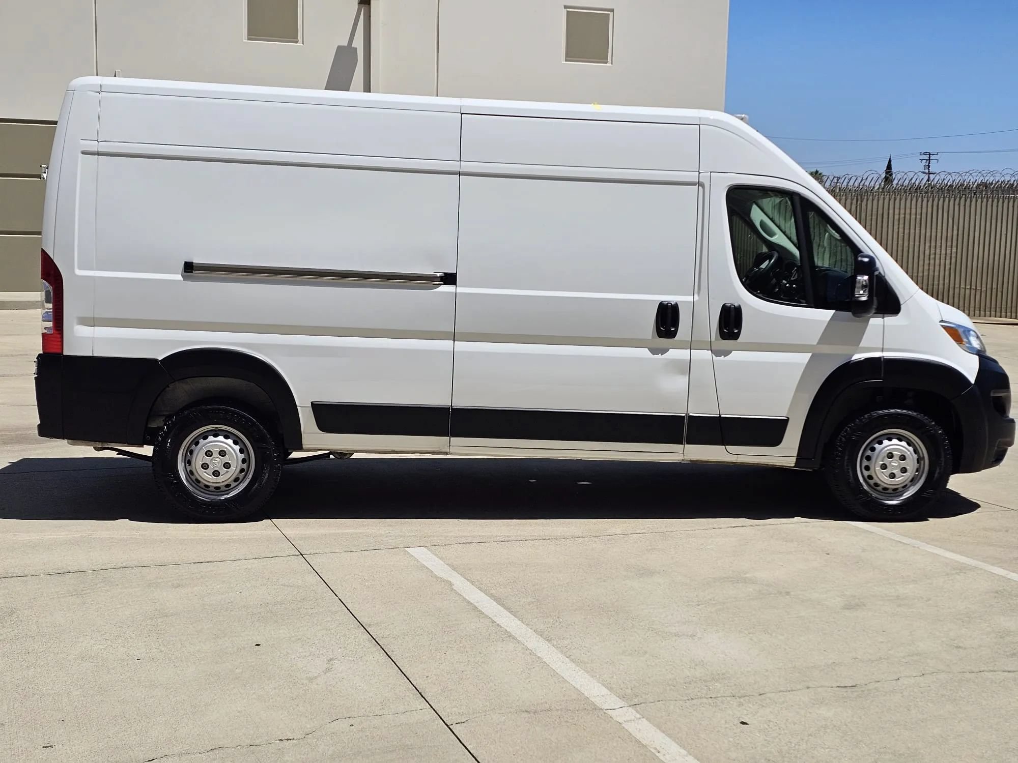 Used 2025 RAM ProMaster 2500 w/ Convenience Group FWD image 3