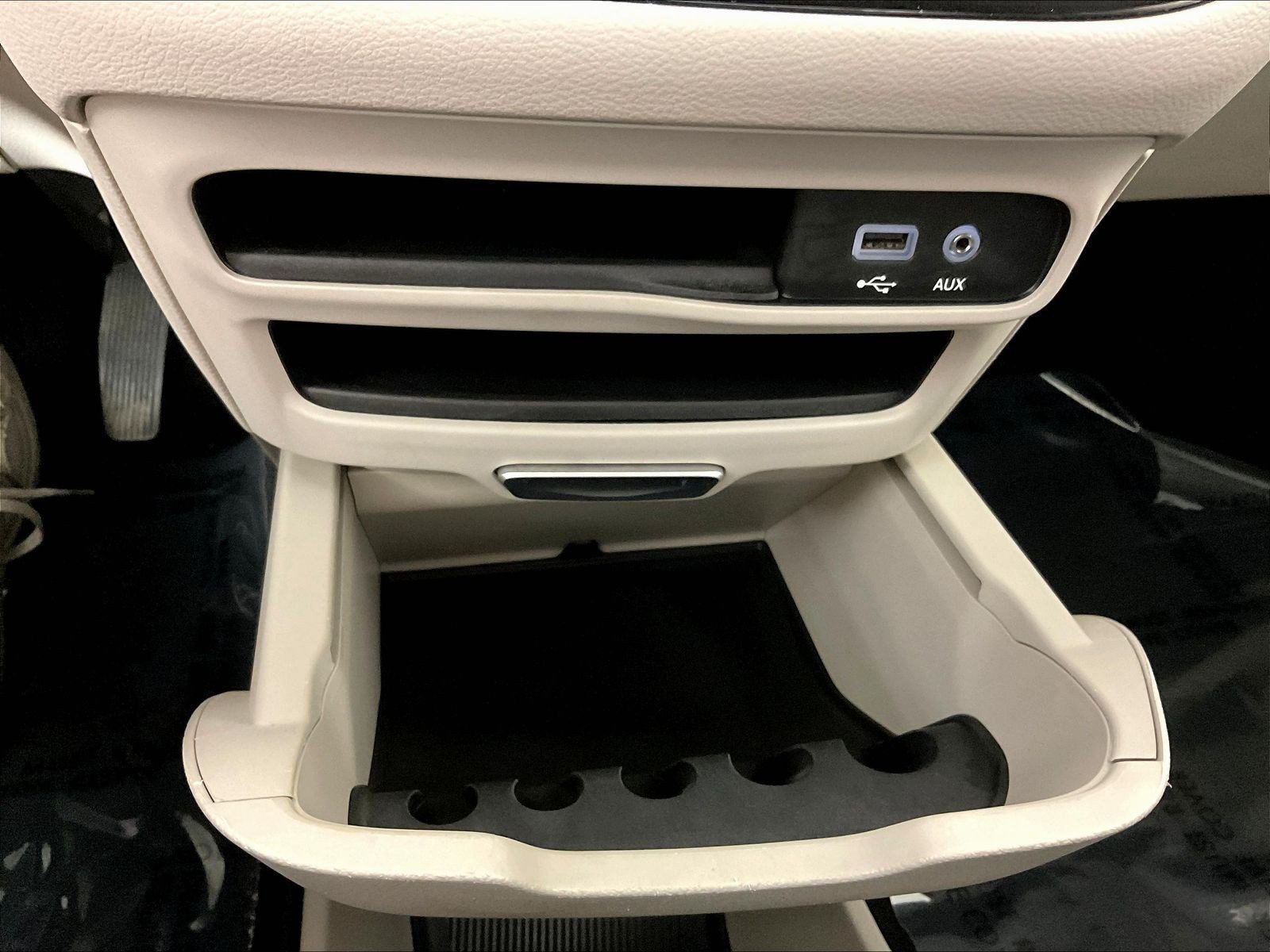 Used 2017 Chrysler Pacifica Touring-L FWD image 15