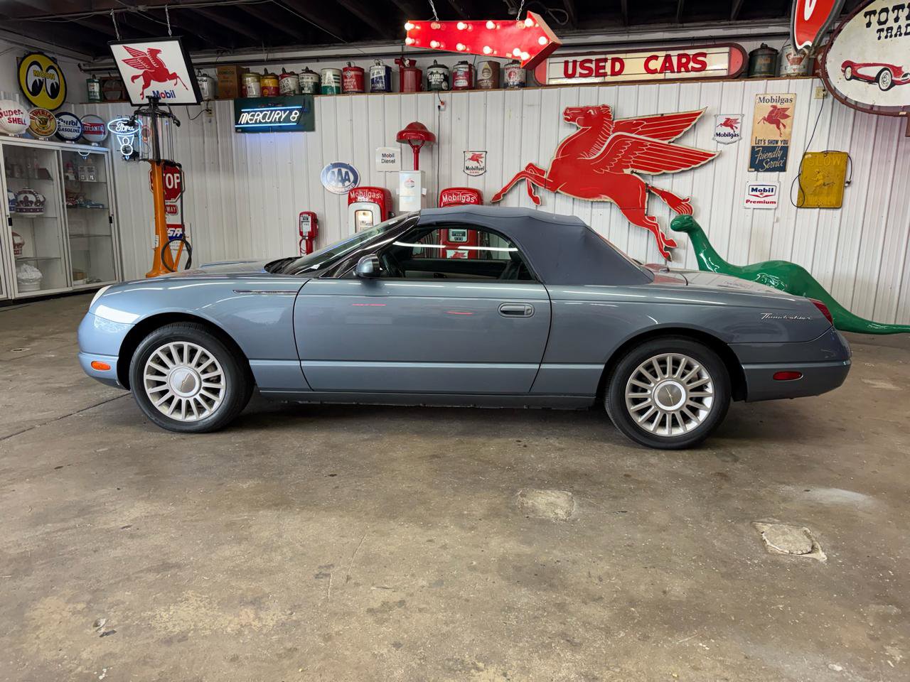 Used 2005 Ford Thunderbird RWD image 2