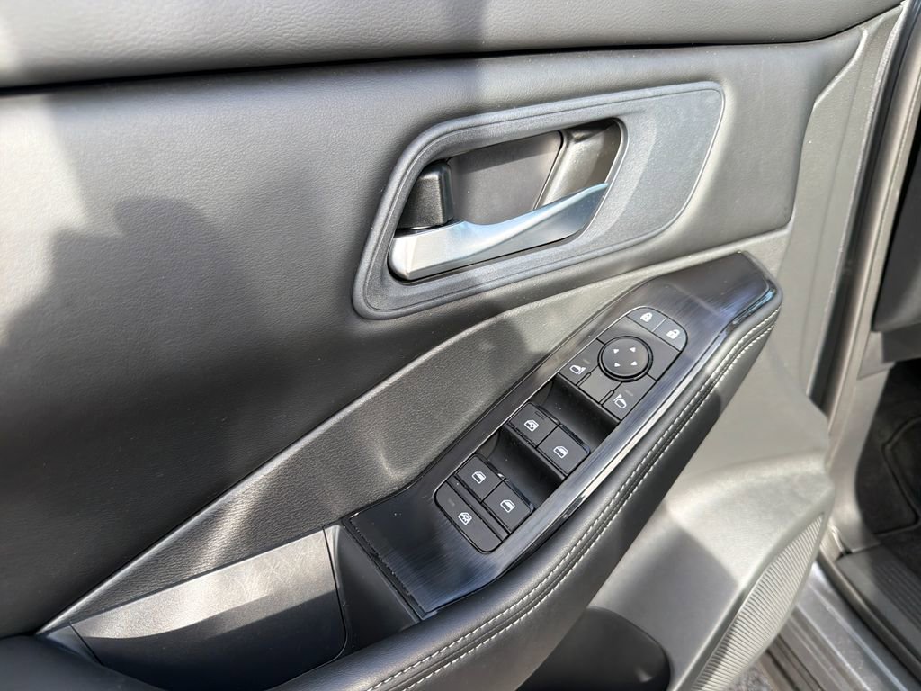 Certified 2026 Nissan Rogue SV FWD image 14