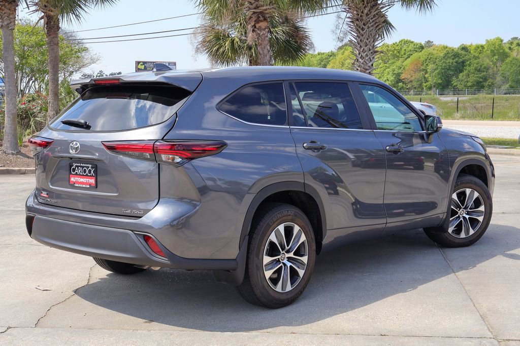 Used 2024 Toyota Highlander XLE AWD/4WD image 2