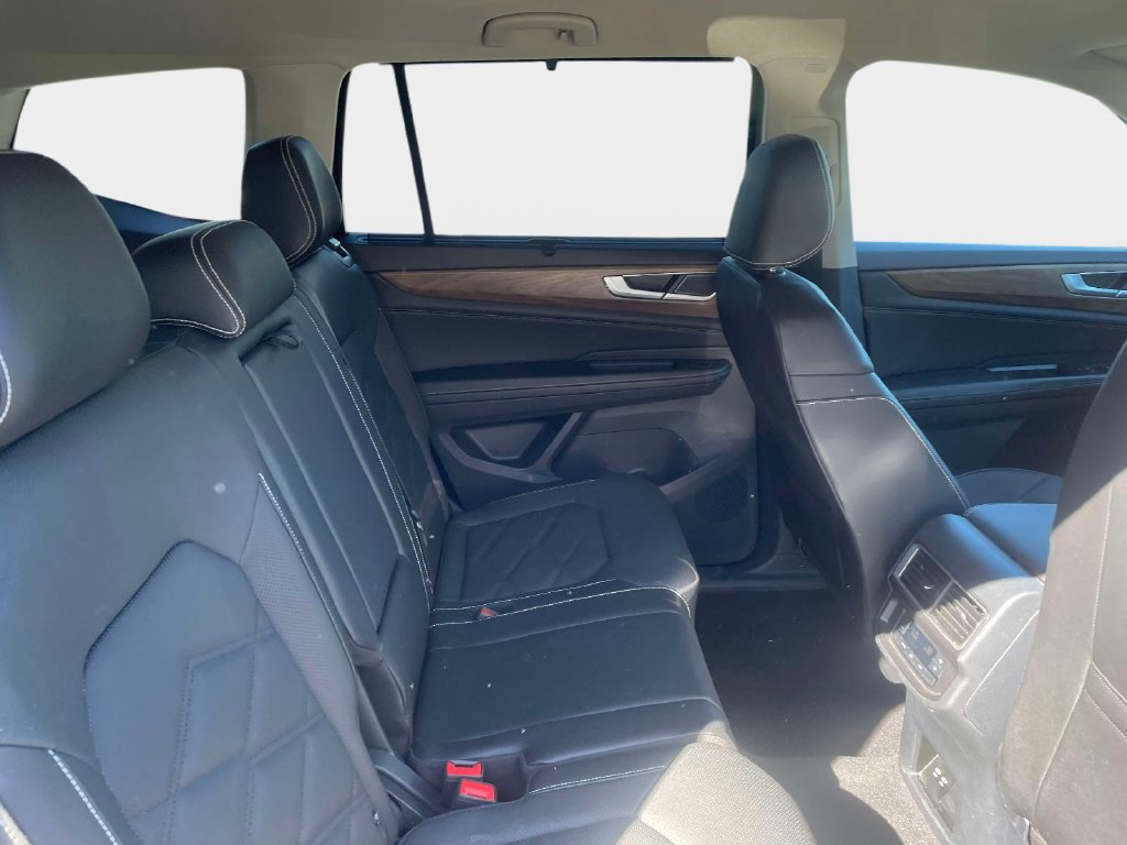 Used 2025 Volkswagen Atlas SE AWD/4WD image 12