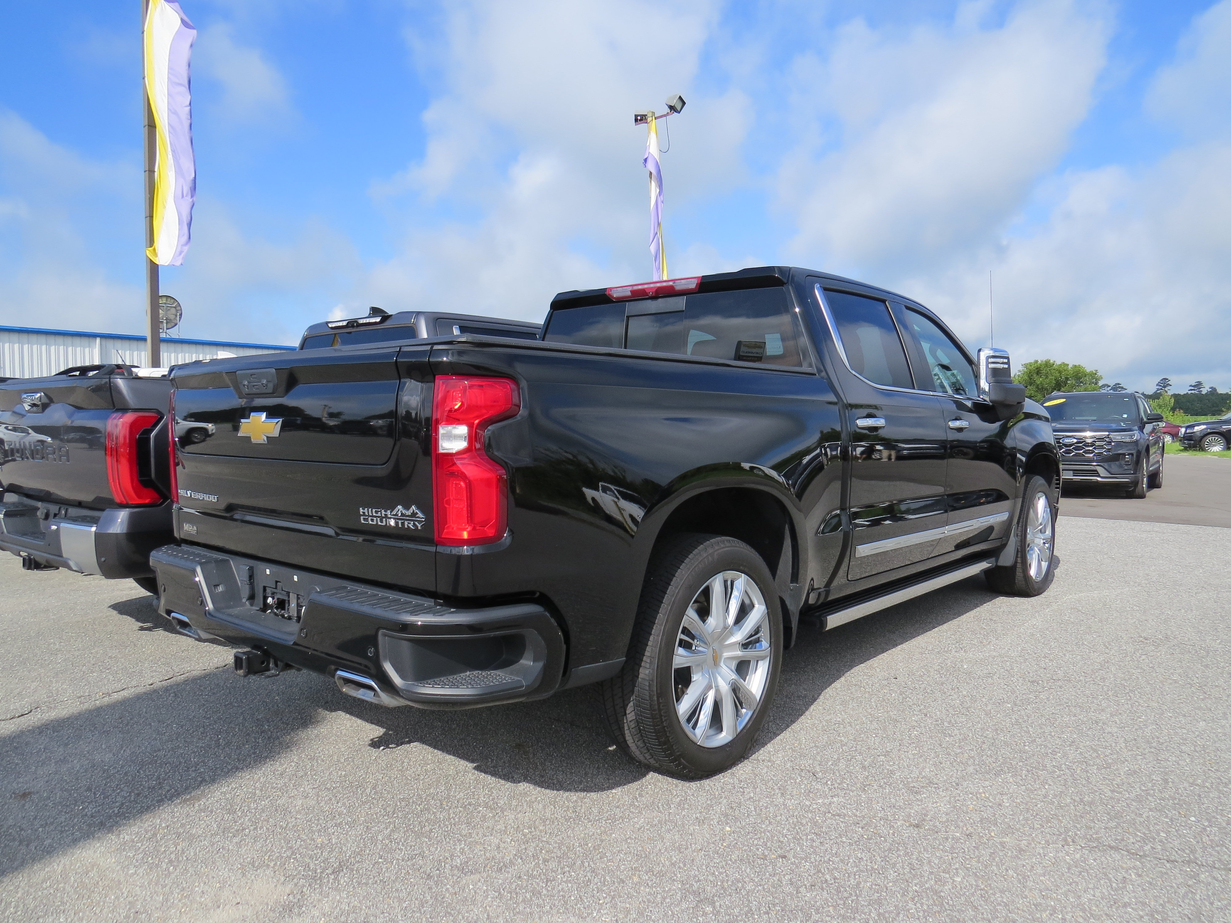 Used 2025 Chevrolet Silverado 1500 High Country w/ High Country Premium Package AWD/4WD image 7