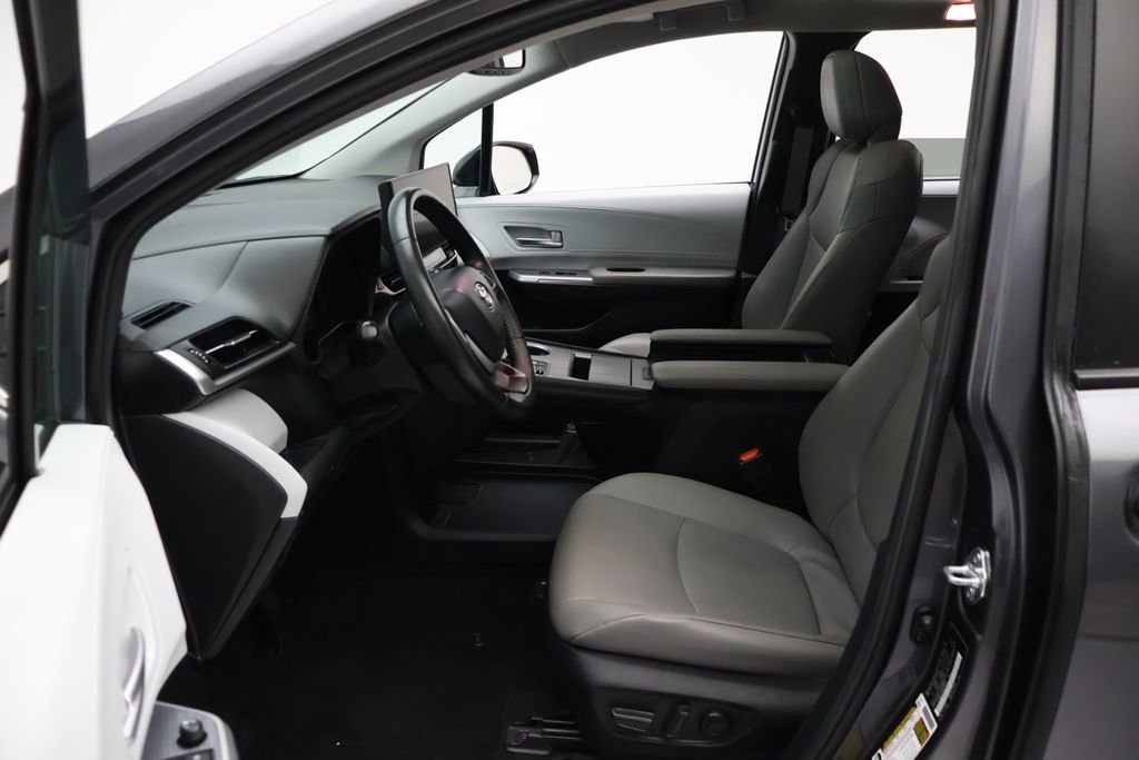 Certified 2025 Toyota Sienna XLE FWD image 13