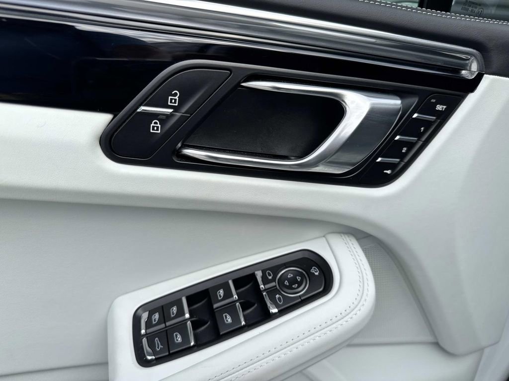 Certified 2025 Porsche Macan image 22