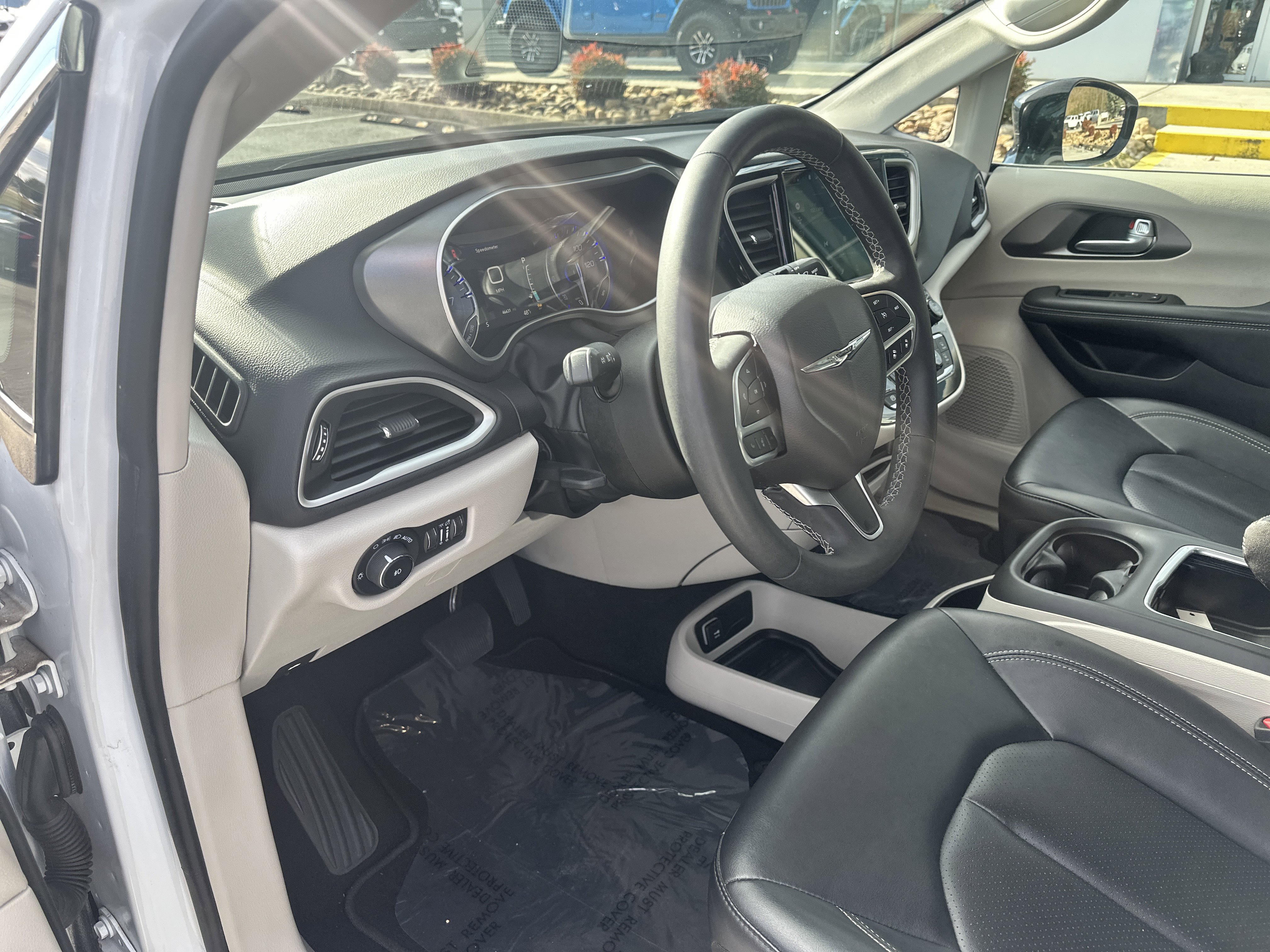 Used 2024 Chrysler Pacifica Touring-L image 14