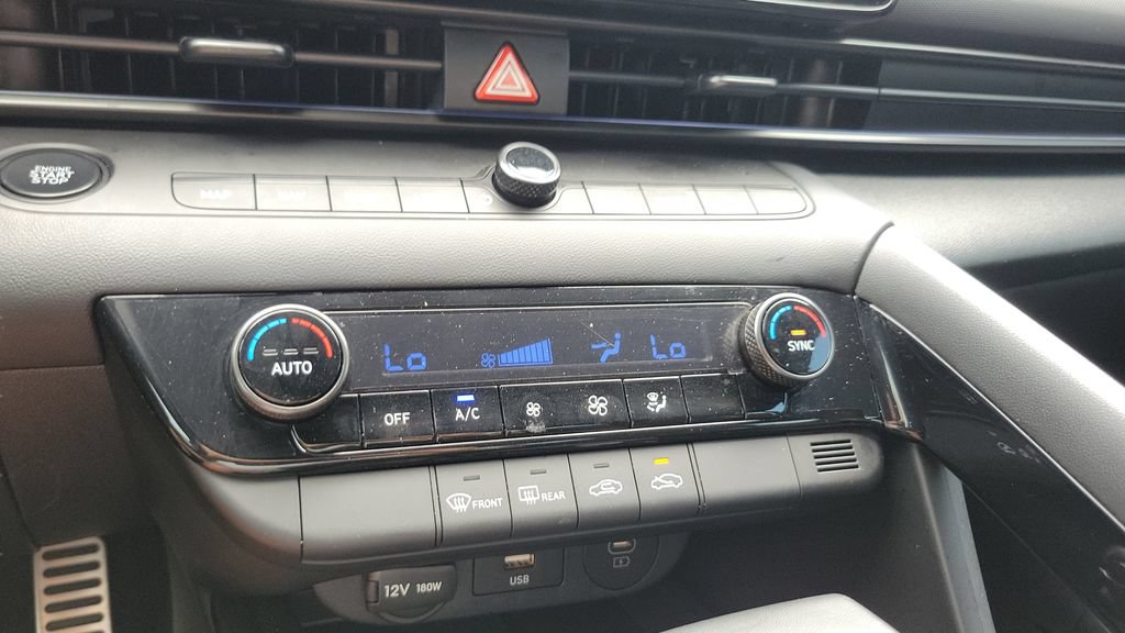 Certified 2025 Hyundai Elantra SEL FWD image 18
