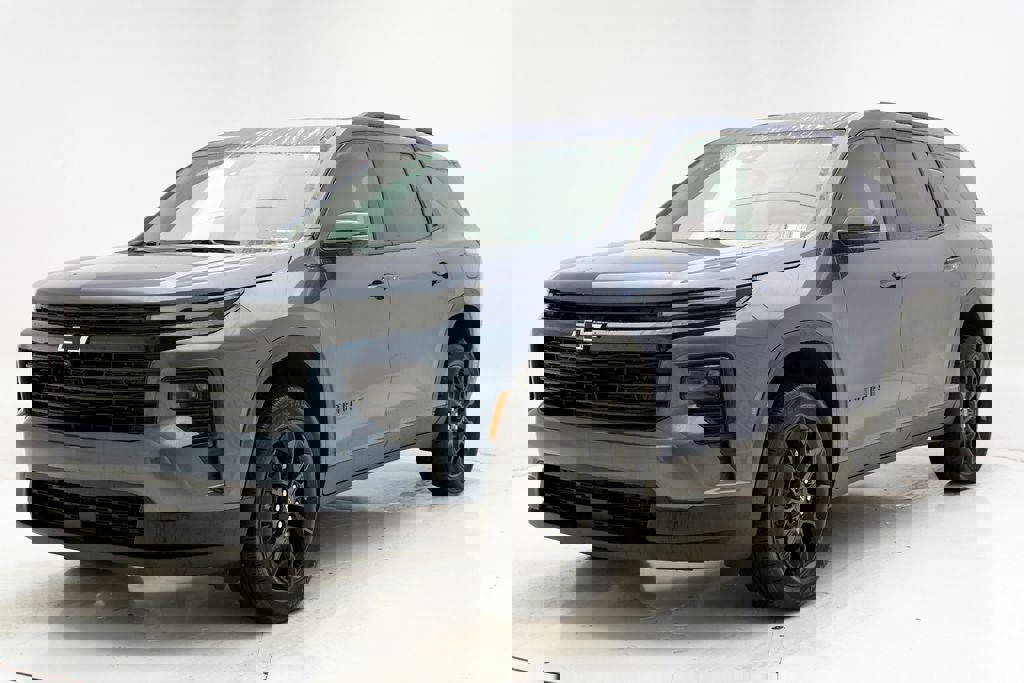 Used 2024 Chevrolet Traverse LT w/ Midnight/Sport Edition image 2